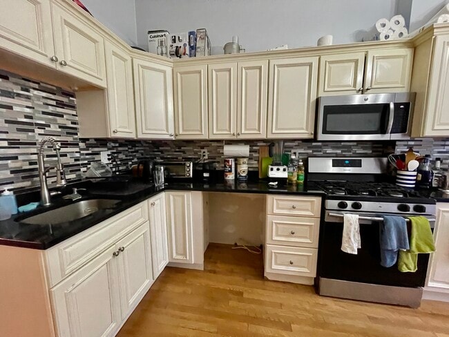 Building Photo - 686 Parker St Unit 2