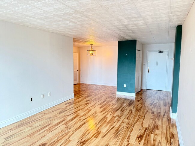 Building Photo - Spacious Condo—Utilities and Parking Inclu...