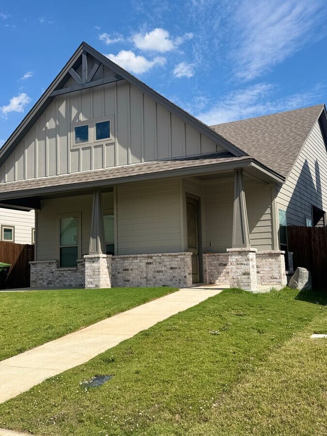 Photo - 3/2/2 Great Location - Your Home for Christmas!