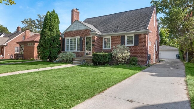 Photo - 2626 Windemere Rd