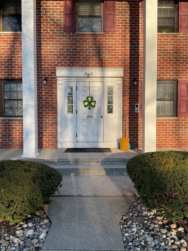 Building Photo - 430 Somerset Dr Unit F