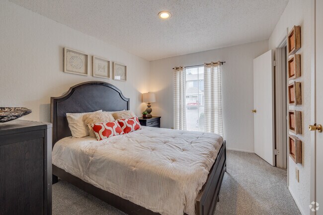 2BR, 2BA - 950SF - Bedroom