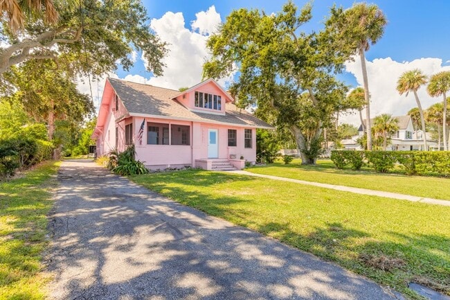 Building Photo - Attention boaters: Riverfront home, pet fr...