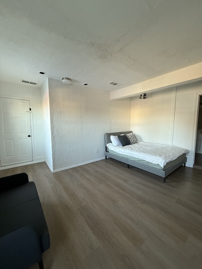 Building Photo - 207 Arnett Dr Unit Studio