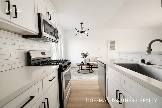 Building Photo - 2244 S Western Ave Unit 5