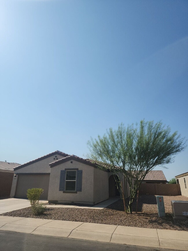 Building Photo - "Spacious 4-Bedroom Oasis in Casa Grande w... Rental