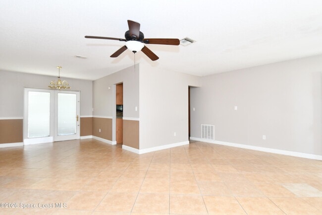 Photo - 870 Angle St NE