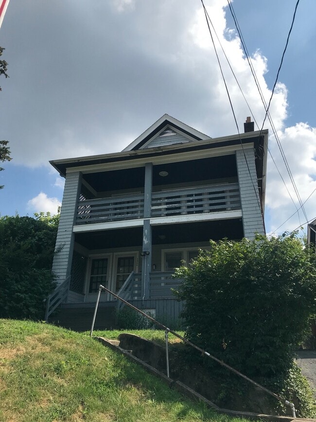 Building Photo - 5 Bedroom/3 Bathroom, mins. from UC $750/p...