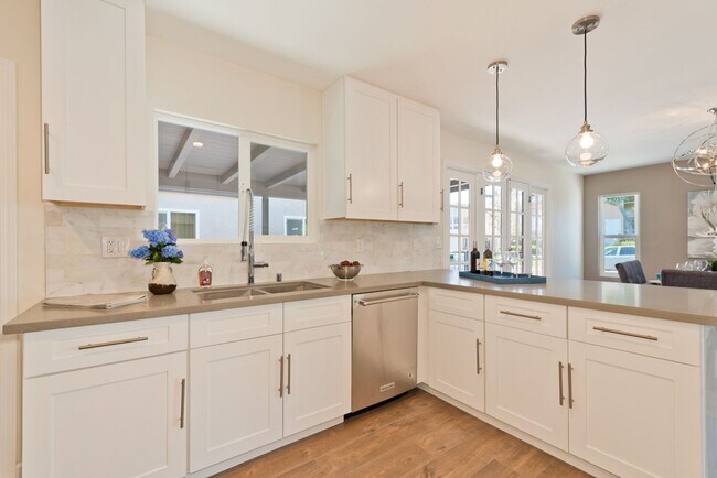 Photo - 3045-3047.5-30475 Macaulay St