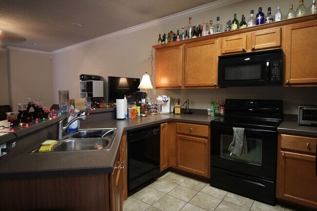 Photo - Condo WALKING DISTANCE TO TECH! Pre-leasing for August 1st!