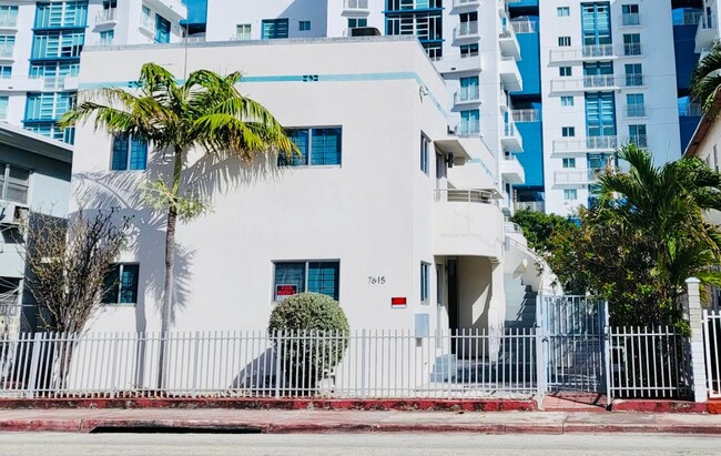 Front of the building - 7615 Harding Ave Apartamentos Unidad #4