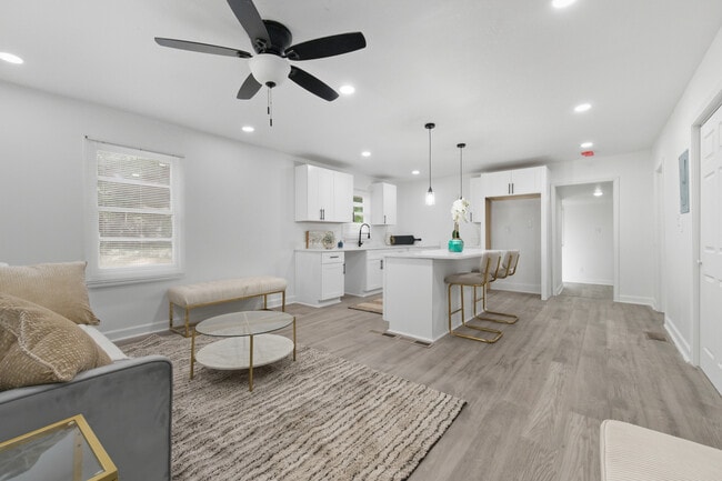 Photo - 3192 Oakcliff Rd NW