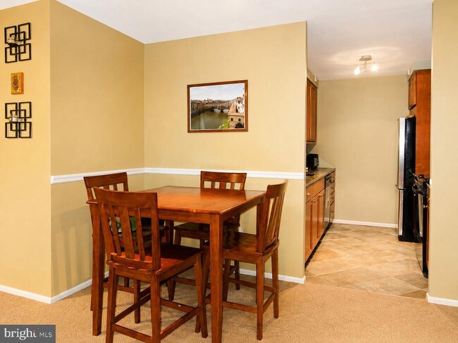 Building Photo - 1420 Locust St Unit 23E
