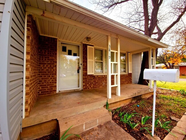 Photo - AUGUST PRE-LEASE - 3/2/2 In the Medical District