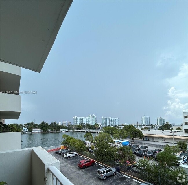 Building Photo - 1455 N Treasure Dr Unit 4C Rental