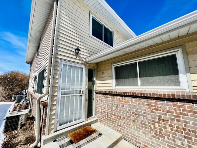 Building Photo - TWO STORY TOWNHOME, NEW FLOORING/CARPET, TWO TONE PAINT, STAINLESS APPLIANCES, WASHER/DRYER, CORN...
