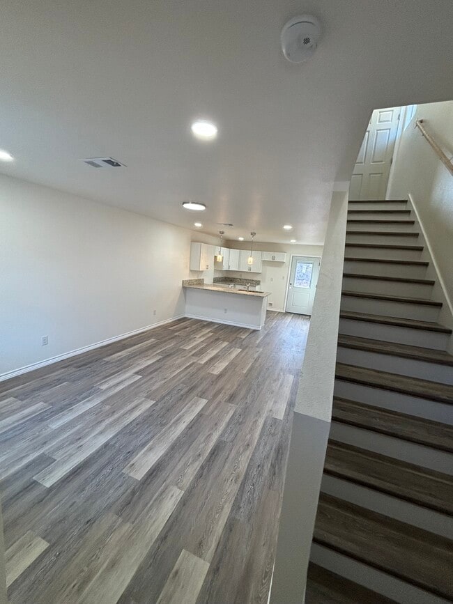 Photo - 925 River Rd