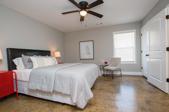 Photo - 410 W Matthews Ave Apartment Unit 410 W Matthews #A