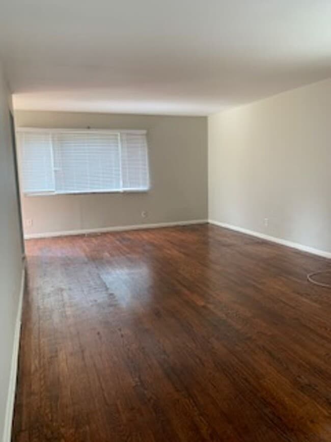 Building Photo - Three Bedroom Home Located Near Burdsal Pkwy and Riverside Dr