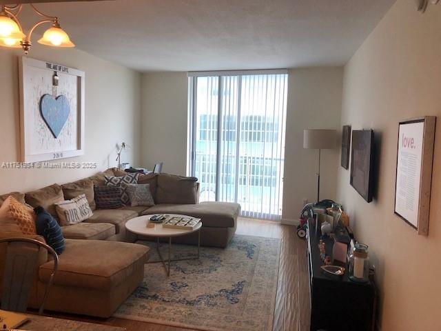 Photo - 185 SW 7th St Unidad 1810 Rental