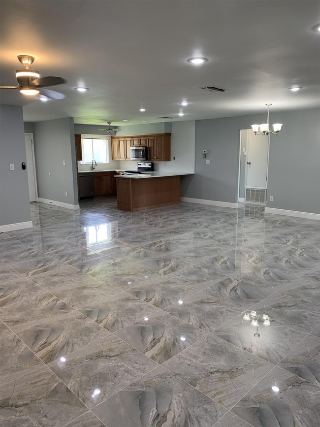 Photo - 5572 Memorial Dr