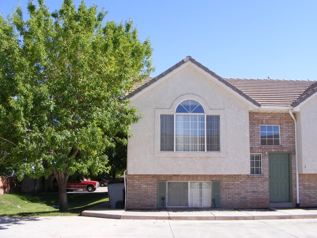Building Photo - 664 N 2720 E Unit Pineview Townhomes