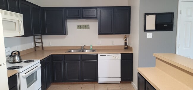 Kitchen - 23352 High Point St