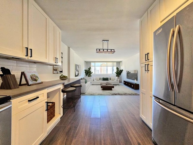 Building Photo - 1356 N Dearborn St Unit 1344-17