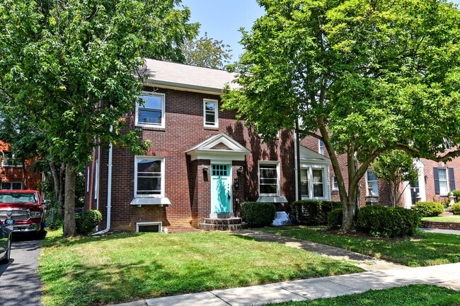 Building Photo - Nestled in the highly desirable Aurora Hills community.