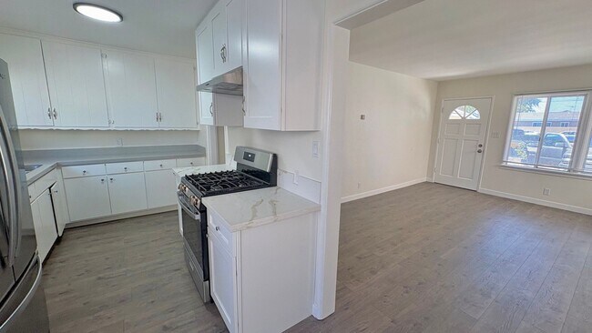 Photo - 4134  1/2 Manhattan Beach Blvd Unidad 4134