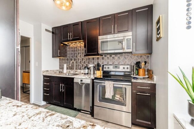Building Photo - 1 bedroom in Chicago IL 60610 Unit 2701 Rental