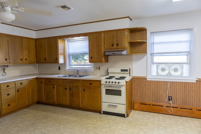 Photo - 1988 W Main St