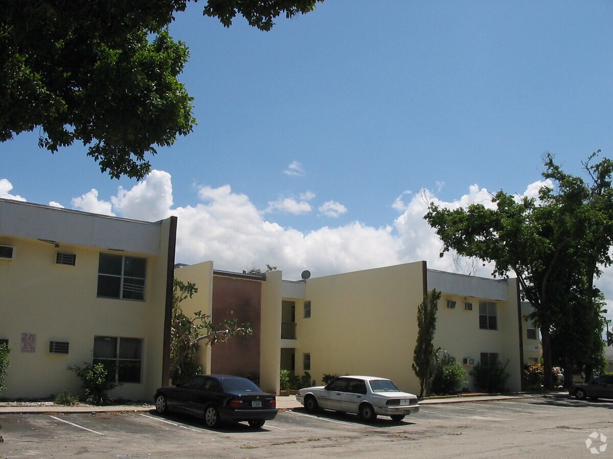 Photo - Golden Palms Apartments