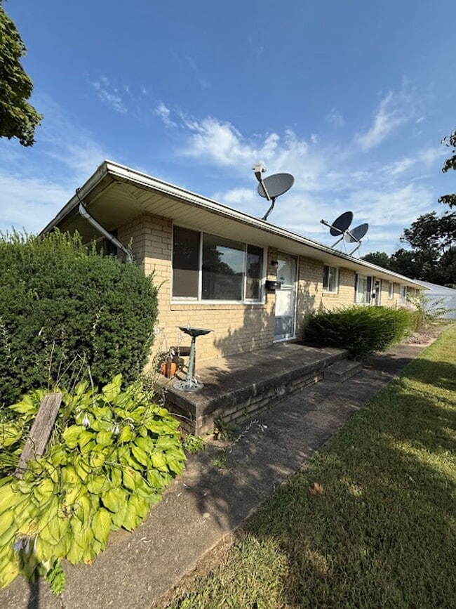 Building Photo - 2 Bedroom, 1 Bathroom Ready for Rent! Rental
