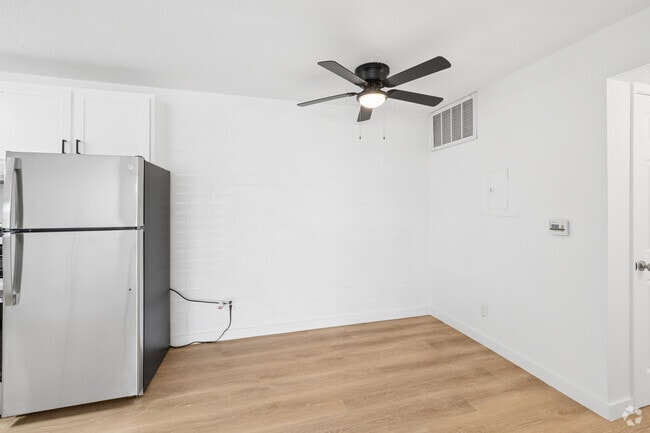 2BR, 1BA - 810SF - Dining Room - Miramonte on 3rd