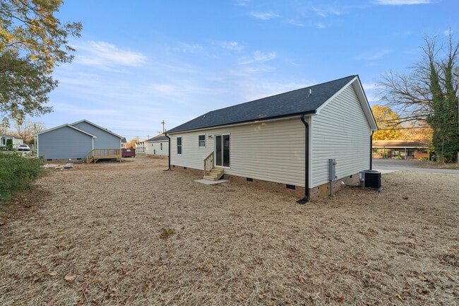 Photo - 527 W Cemetery St