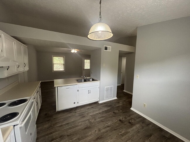 "Charming 3-Bed, 2-Bath Home in Cookeville – Your Perfect 1350 Sq Ft Retreat!"