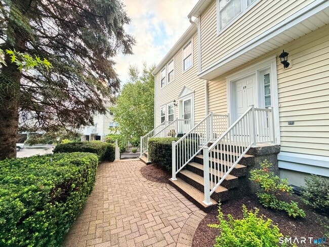 Building Photo - 633 Danbury Rd Unit 18
