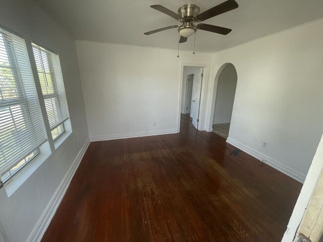 1800 1/2 Exchange Ave.
