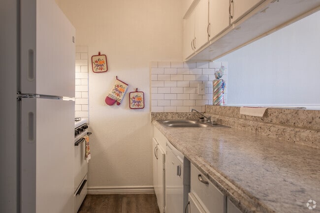 1 BR, 1 BA - 620 SF