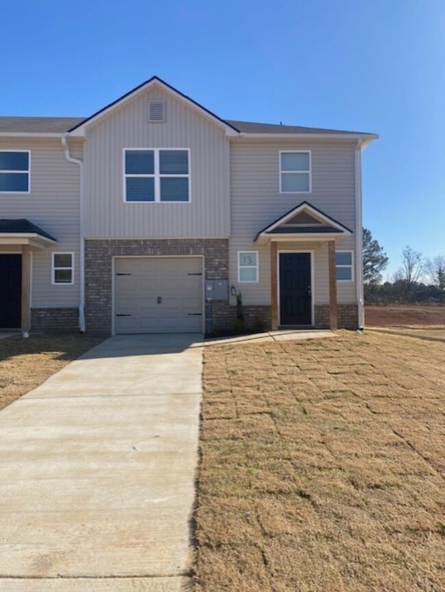 Building Photo - Lincoln Townhome - Coming Soon!