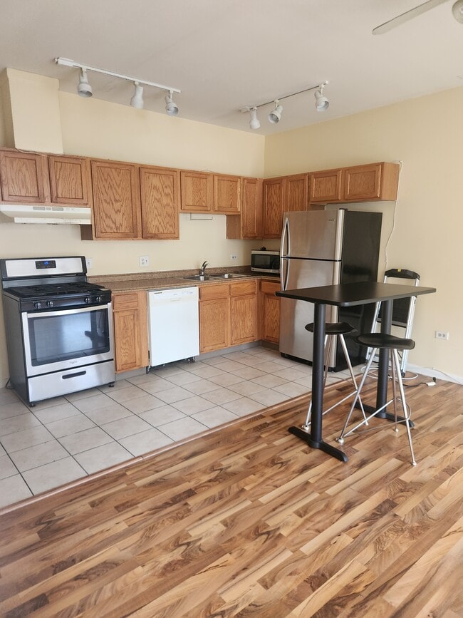 Building Photo - 2447 W Grenshaw St Unit #2W