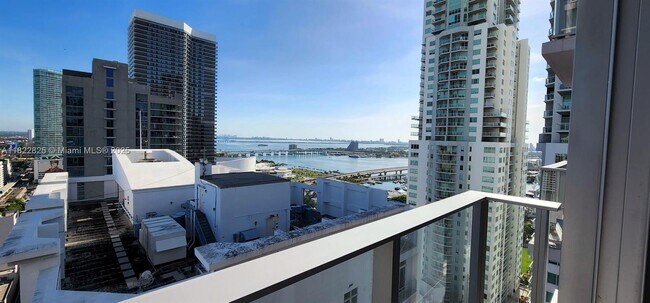 Photo - 227 NE 2nd St Unidad 2907 Rental