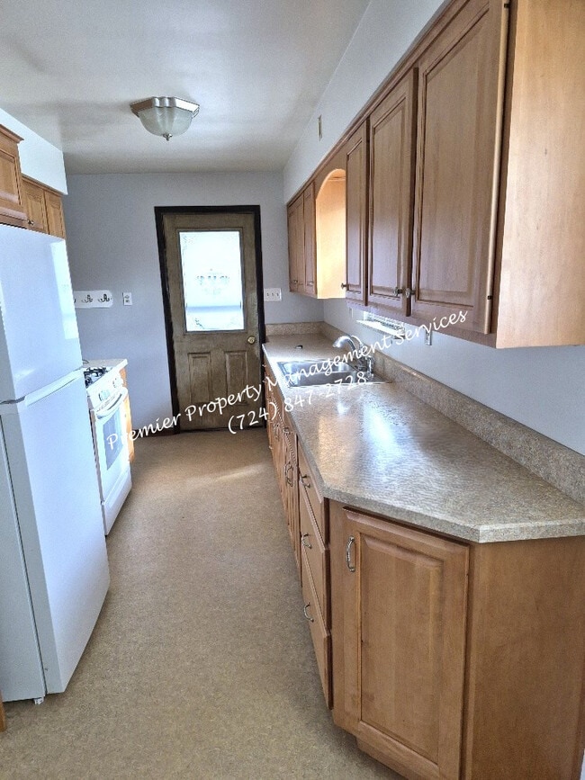 Photo - 990 Clearview Dr