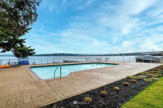 Private pool - 720 Lakeside Ave S Unit 303