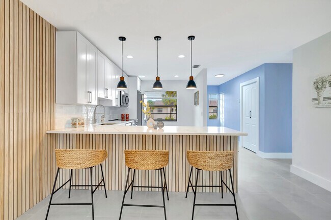 Building Photo - 7898 Eastlake Dr Unit 7d