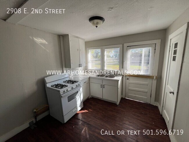 Photo - 2908 E 2nd St