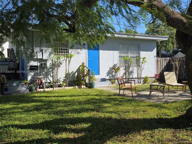 Building Photo - 811 NE 14th Ct