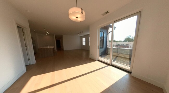 Photo - 1121 Greenleaf Ave