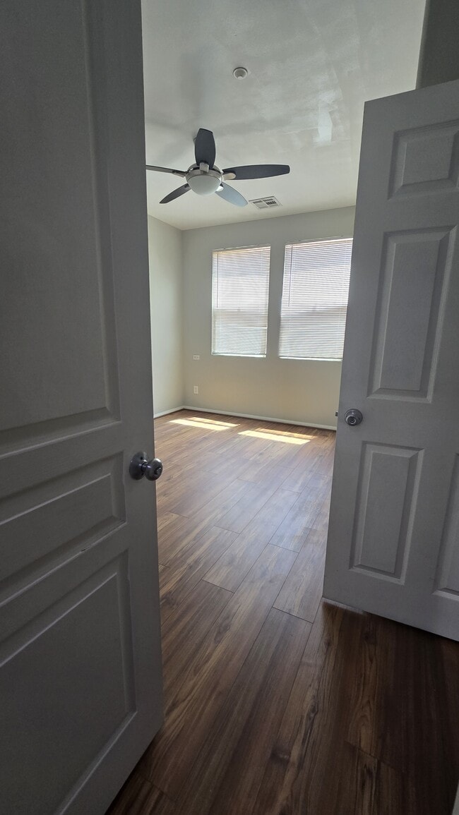 Building Photo - 4300 Newton Ave Unit 31 Rental